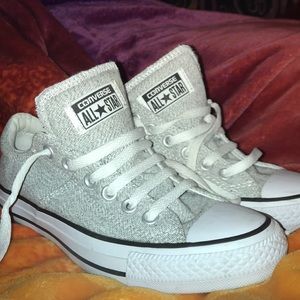 Size 7 women converse all star.